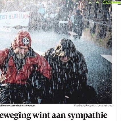 Sigrid ten Napel - 675 Likes - Tijdens de demonstratie op de A12 speelden afgelopen zaterdag zoān zestig musici het tweede deel uit de zevende symfonie van Beethoven. āDe natuur is een grote inspiratiebron voor componisten. Alles vind je erin terug; harmonie, dissonanten, ritme en vorm. Wij zijn systematisch bezig deze balans te verstoren. Dat moet stoppen. We moeten weer gaan luisteren,ā aldus violist Vera Beths.
Zaterdag demonstreerden wij tegen de 17,5 miljard fossiele subsidies. Dat is 48 miljoen euro per dag. Wij eisen een directe stop van de verstrekking van fossiele subsidies. De aarde warmt te snel op. De regering doet te weinig om ervoor te zorgen dat we binnen de nagestreefde anderhalve graad opwarming blijven. Dat is onrechtvaardig naar alles wat leeft.
We stevenen af op een catastrofe als er niet snel iets verandert. Overstromingen, droogte,ontbossing, mislukte oogsten, uitstervende diersoorten. Een onleefbare planeet. Vooral armere delen van de wereld dreigen de dupe te worden van nalatig klimaatbeleid. Er moet iets gebeuren. We staan hier omdat de tijd dringt. We staan hier om een stem te geven aan het leven.
De stem die wij zaterdag lieten horen is die van de muziek. Wij spelen met een orkest waarin ieder geluid telt. Dit is hoe democratie eruit ziet. Wij zijn bezorgde burgers, wij willen worden gehoord. Maar meer nog staat de muziek voor schoonheid. Schoonheid die met het huidige klimaatbeleid in rap tempo verloren gaat.
Dat is een probleem van ons allemaal. Wat verloren gaat komt nooit meer terug. Laat het zover niet komen. Het doet ertoe.