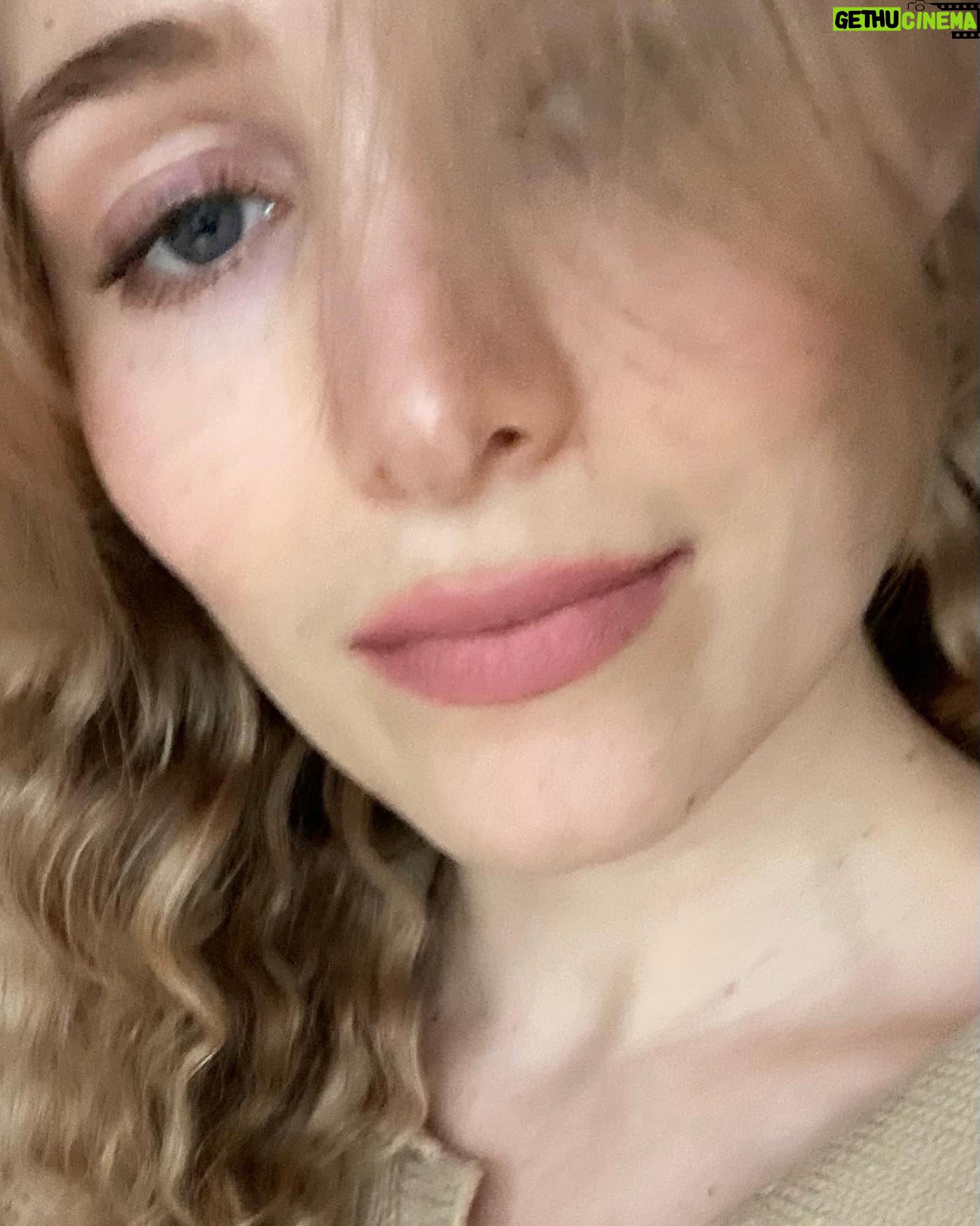 Sigrid ten Napel - 1.1K Likes - Echt jammer, helemaal met vlechten in geslapen om vanavond met goed gemutste haren aan te schuiven bij OP1. Echter, āgezien de actualiteiten is gekozen voor een andere insteekā, ik hoop dan maar dat die weg beweegt van dat waar gisteren de focus op lag, de vorm en de daaruit voortkomende tegenstand vanwege potentieel bijkomstige gevaren. Of wanneer dan toch, laat het wederkerig zijn; een handtekening onder het Parijs akkoord, een bindende vorm, maar zonder strafrechtelijke vervolging bij het niet nakomen ervan, met alle gevaren van dien (overstromingen, droogte, voedseltekorten en het uitsterven van volledige ecosystemen). Daartegenover burgerlijke ongehoorzaamheid, met arrestaties, en als risico weinig risico omdat het afzetten geen echte snelweg betreft maar een gemeentelijke gebiedsontsluitingsweg met een maximale snelheid van 70 km/uur en er daarbij veelvuldig met politie en Rijkswaterstaat is gesproken en deze dus zo goed mogelijk dienen te faciliteren. Ik denk te kunnen voorspellen naar welke kant de wijzer uitslaat als we die twee gevaarsperspectieven op de weegschaal leggen.
Los van die vlechten had ik nog wat feiten en cijfer uit mān hoofd geleerd, zonde om die kennis verloren te laten gaan; 17,5 miljard euro per jaar aan fossiele subsidies, voornamelijk in de vorm van kortingen op energiebelasting of het volledig uitblijven van accijnzen. In deze optelsom is nog geen rekening gehouden met de externe kosten afkomstig uit de fossiele brandstoffen zoals milieu-, gezondheids-en klimaatschade, in 2020 berekende het IMF dat deze wereldwijd $5,9 biljoen bedroegen. In Nederland betaal je minder belasting voor elektriciteit en gas naarmate je meer verbruikt (denk aan Tata Steel en Shell). Het genereren van duurzame energie blijft onnodig duur en de prikkel tot verduurzaming bij bedrijven uit omdat over olie, gas en kolen gebruikt voor het opwekken van elektriciteit geen accijns wordt geheven. (Internationale) treinreizen kunnen niet concurreren met vliegverkeer omdat de luchtvaart (om te kunnen groeien) is vrijgesteld van accijnzen en btw, een maatregel uit 1944 met een volkomen achterhaalde doelstelling maar nog steeds in werking. ETC @extinctionrebellionnl