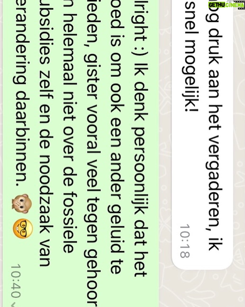 Sigrid ten Napel - 1.1K Likes - Echt jammer, helemaal met vlechten in geslapen om vanavond met goed gemutste haren aan te schuiven bij OP1. Echter, āgezien de actualiteiten is gekozen voor een andere insteekā, ik hoop dan maar dat die weg beweegt van dat waar gisteren de focus op lag, de vorm en de daaruit voortkomende tegenstand vanwege potentieel bijkomstige gevaren. Of wanneer dan toch, laat het wederkerig zijn; een handtekening onder het Parijs akkoord, een bindende vorm, maar zonder strafrechtelijke vervolging bij het niet nakomen ervan, met alle gevaren van dien (overstromingen, droogte, voedseltekorten en het uitsterven van volledige ecosystemen). Daartegenover burgerlijke ongehoorzaamheid, met arrestaties, en als risico weinig risico omdat het afzetten geen echte snelweg betreft maar een gemeentelijke gebiedsontsluitingsweg met een maximale snelheid van 70 km/uur en er daarbij veelvuldig met politie en Rijkswaterstaat is gesproken en deze dus zo goed mogelijk dienen te faciliteren. Ik denk te kunnen voorspellen naar welke kant de wijzer uitslaat als we die twee gevaarsperspectieven op de weegschaal leggen.
Los van die vlechten had ik nog wat feiten en cijfer uit mān hoofd geleerd, zonde om die kennis verloren te laten gaan; 17,5 miljard euro per jaar aan fossiele subsidies, voornamelijk in de vorm van kortingen op energiebelasting of het volledig uitblijven van accijnzen. In deze optelsom is nog geen rekening gehouden met de externe kosten afkomstig uit de fossiele brandstoffen zoals milieu-, gezondheids-en klimaatschade, in 2020 berekende het IMF dat deze wereldwijd $5,9 biljoen bedroegen. In Nederland betaal je minder belasting voor elektriciteit en gas naarmate je meer verbruikt (denk aan Tata Steel en Shell). Het genereren van duurzame energie blijft onnodig duur en de prikkel tot verduurzaming bij bedrijven uit omdat over olie, gas en kolen gebruikt voor het opwekken van elektriciteit geen accijns wordt geheven. (Internationale) treinreizen kunnen niet concurreren met vliegverkeer omdat de luchtvaart (om te kunnen groeien) is vrijgesteld van accijnzen en btw, een maatregel uit 1944 met een volkomen achterhaalde doelstelling maar nog steeds in werking. ETC @extinctionrebellionnl