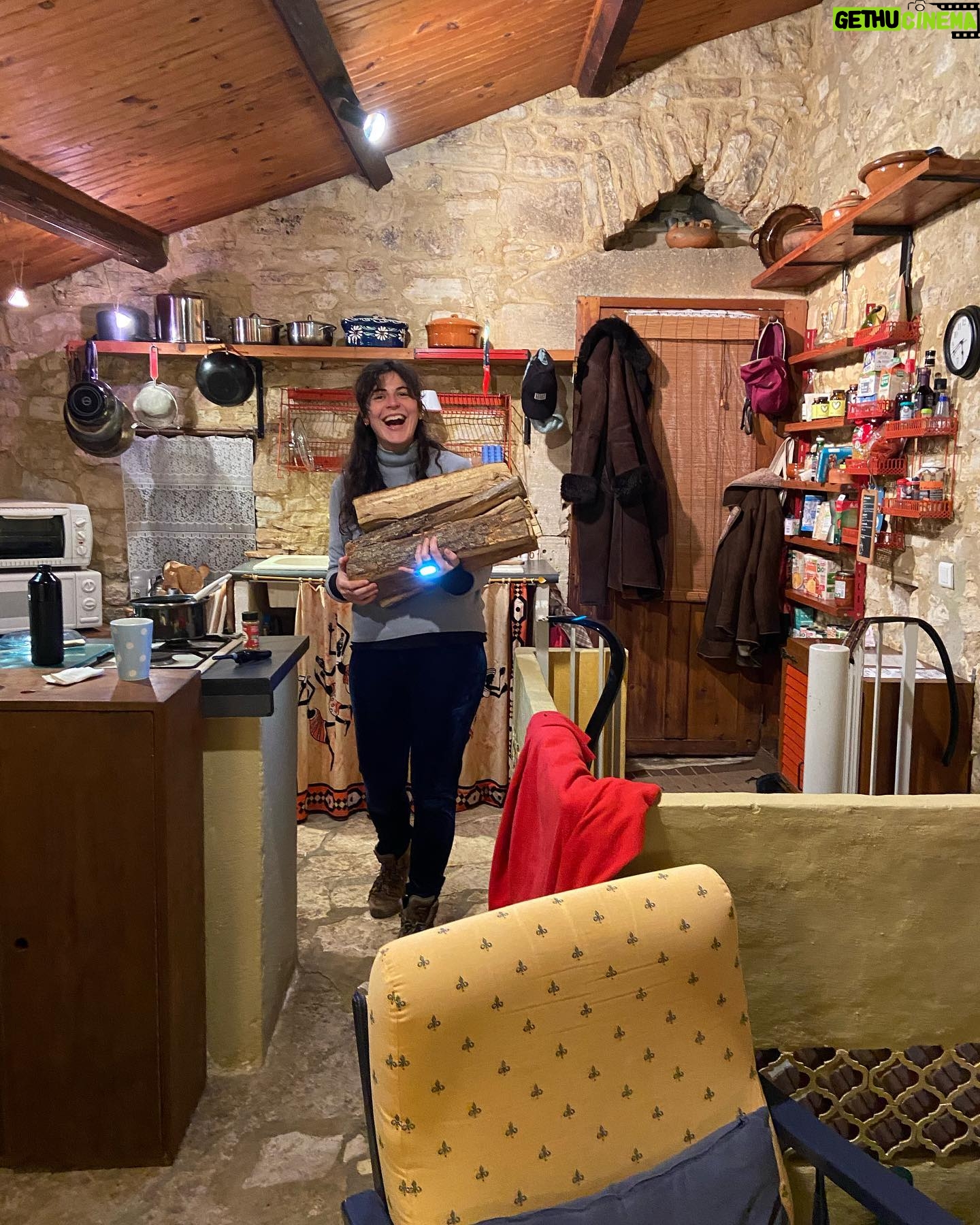 Sigrid ten Napel - 480 Likes - Le Sauvan; -paarden en ezels, -een viervoeter en een graafmachine, -hout halen, vuur maken, -ochtendwandelen in pyjama, Belle die nog slaapt, -roze luchten, -zwemmen in de rivier, -aardappels uit de haard, -thijm plukken, -een konijn in de bosjes, -en het ontbrekende stukješā¤ļø