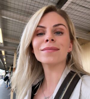 Sigurbjörg Alma Ingólfsdóttir Instagram - Friday selfie because I put makeup on and did my hair yesterday after a few weeks of not making much effort 😆 🤳 have a fab weekend everyone 🌺🪽