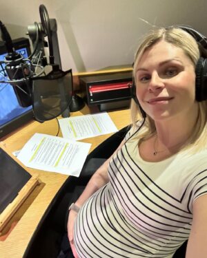 Sigurbjörg Alma Ingólfsdóttir Instagram - Aaaaaand that’s a WRAP! Final voice over session for series 4 of #SecretsOfTheLondonUnderground is done ☑️ I’m soooo excited for you all to see the show, and luckily there are only a few WEEKS until we are back on your screens in July 🥳 last photo shows just how excited I am 🤣