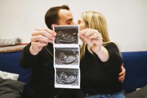 Sigurbjörg Alma Ingólfsdóttir Instagram - We’ve never been more excited for summer ♥️🤰🏼👶🏼 Baby Peterson coming in August 🥰 #babyonboard