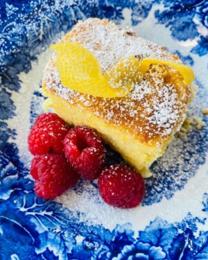 Sikke Sumari Instagram - Tämä sitruunainen polentakakku on Lombardiasta kotoisin. Gluteeniton polentahan on Pohjois-Italian keittiössä perusraaka-aine, joka taipuu monenlaiseen käyttöön, sekä makeaan että suolaiseen. Kakussa ei käytetä leivinjahetta, se nousee valkuaisvaahdon avulla. 

SITRUUNA POLENTA KAKKU

NÄITÄ TARVITSET

250 g voita huoneenlämpöisenä

2,5 dl sokeria

6 kananmunaa keltuaiset ja valkuaiset eroteltuina

125 g karkeaa polentaa

2,5 dl mantelirouhetta

4 ison sitruunan kuoriraaste ja mehu

Tomusokeria koristeluun

TEE NÄIN

Lämmitä uuni 180C asteeseen.
Vuoraa vuoka leivinpaperilla (Minulla 25 x 20 vuoka, mutta tämä sopii myös leipävuokaan ja 25 sentin irtopohjavuokaan. 

Vatkaa sähkövatkaimella voi ja 2 dl sokeria vaaleaksi vaahdoksi, lisää keltuaiset yksi kerrallaan ja vatkaa hyvin jokaisen lisäyksen jälkeen.

Lisää taikinaan polenta, mantelirouhe, sitruunan kuoriraaste ja mehu koko ajan hyvin sekoittaen.

Vatkaa valkuaiset pehmeäksi vaahdoksi (ei kuivaksi) ja lisää vähitellen loppu sokeri koko ajan vatkaten.

Lisää taikinaan ensin yksi iso lusikallinen valkuaisvaahtoa pehmentämään taikinaa ja lisää sitten loppu valkuaisvaahto varovasti käännellen.

Lusikoi taikina vuokaan ja paista noin 50 minuuttia, kunnes keskelle painettu tikku tulee kuivana ulos.

Anna jäähtyä vuoassa ja säilytä yön yli jääkaapissa, koska kakku on helposti mureneva ja se tiivistyy hyvin jääkaapissa.

#polentakakku #polenta #lombardia #sikenkeittiössä