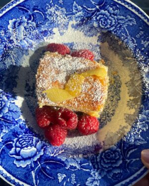 Sikke Sumari Instagram - Tämä sitruunainen polentakakku on Lombardiasta kotoisin. Gluteeniton polentahan on Pohjois-Italian keittiössä perusraaka-aine, joka taipuu monenlaiseen käyttöön, sekä makeaan että suolaiseen. Kakussa ei käytetä leivinjahetta, se nousee valkuaisvaahdon avulla. 

SITRUUNA POLENTA KAKKU

NÄITÄ TARVITSET

250 g voita huoneenlämpöisenä

2,5 dl sokeria

6 kananmunaa keltuaiset ja valkuaiset eroteltuina

125 g karkeaa polentaa

2,5 dl mantelirouhetta

4 ison sitruunan kuoriraaste ja mehu

Tomusokeria koristeluun

TEE NÄIN

Lämmitä uuni 180C asteeseen.
Vuoraa vuoka leivinpaperilla (Minulla 25 x 20 vuoka, mutta tämä sopii myös leipävuokaan ja 25 sentin irtopohjavuokaan. 

Vatkaa sähkövatkaimella voi ja 2 dl sokeria vaaleaksi vaahdoksi, lisää keltuaiset yksi kerrallaan ja vatkaa hyvin jokaisen lisäyksen jälkeen.

Lisää taikinaan polenta, mantelirouhe, sitruunan kuoriraaste ja mehu koko ajan hyvin sekoittaen.

Vatkaa valkuaiset pehmeäksi vaahdoksi (ei kuivaksi) ja lisää vähitellen loppu sokeri koko ajan vatkaten.

Lisää taikinaan ensin yksi iso lusikallinen valkuaisvaahtoa pehmentämään taikinaa ja lisää sitten loppu valkuaisvaahto varovasti käännellen.

Lusikoi taikina vuokaan ja paista noin 50 minuuttia, kunnes keskelle painettu tikku tulee kuivana ulos.

Anna jäähtyä vuoassa ja säilytä yön yli jääkaapissa, koska kakku on helposti mureneva ja se tiivistyy hyvin jääkaapissa.

#polentakakku #polenta #lombardia #sikenkeittiössä
