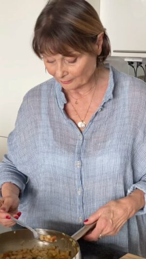 Sikke Sumari Instagram - 🇮🇹Italiassa käytetään paljon erilaisia papuja ja linssejä. 🫛 Olen  huomannut niiden käytön lisääntyneen ilahduttavasti myös suomalaisissa ravintoloissa, toivottavasti myös kodeissa, sillä ne ovat täyttävää, helppotekoista ja ravitsevaa ruokaa ja tuovat kivaa vaihtelua ja makulisää ruokapöytään. 👌

Tässä reseptissä käytän papuja purkista, mutta täydellistä tulee, jos maltat laittaa kuivat pavut illalla likoon ja keittää ne itse kypsiksi.✨

🍅Kalttaan tässä tuoreet tomaatit ihan malliksi, jos joku ei tätä ole tehnyt, mutta voit myös napata tomaatit purkista - mutta älä kuitenkaan käytä lientä, vain ainoastaan tomaatit. Parempaa kyllä tulee, jos kalttaat… Se ei montaa hetkeä vie.🍅

NÄITÄ TARVITSET

300 g valkoisia papuja
4 tomaattia kaltattuina🍅
2 dl oliiviöljyä (kyllä, tämä on oikea määrä, oliiviöljy on tärkeä osa tätä reseptiä)
1 keltasipuli🧅
4 valkosipulinkynttä pilkottuina🧄
8 salvianlehteä🍃
1 (luomu)sitruunan raastettu kuori🍋
1 nippu lehtipersiljaa🌱
🧂Suolaa ja mustaa pippuria

TEE NÄIN

🍅Tee tomaatteihin ristiviillot molemmille puolille, kalttaa kuumassa vedessä, siirrä jääkylmään veteen ja kuori.
🧅🧄Lisää pannulle puolet oliiviöljystä ja kuullota siinä sipuli ja valkosipuli sekä salvianlehdet. 🍃
🍅🍋Lisää tomaatit ja sitruunankuoriraaste.
Anna pulputtaa vartin verran.
Lisää loppu oliiviöljy, pavut, suola ja pippuri ja lopuksi persiljasilppu.

🍽️ Tarjoa hyvän leivän kera tai lisäkkeenä kanalle, kalalle tai melkein mille vain!

Alkuperäinen resepti @tommymyllymaki - tack för det!

#resepti #ohje #papu #pavut #linssit #kalttaus #tomaatit #sitruuna #italia #italialainen #italialainenruoka #italiaresepti #italialainenresepti #päivällinen #lounas #ruoka #sikenkeittiöstä