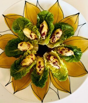 Sikke Sumari Instagram - Kaupallinen yhteistyö @aitojamakuja kanssa
Luulette varmaan, että nautiskelen tässä ihan vaan tavallista riisipiirakkaa. 

Vaan väärässäpä olette. Nautiskelen nimittäin KARJALANPIIRAKKAA, joka on jo vuonna 2004 saanut Aito perinteinen tuote (APT) -nimisuojauksen, joka tarkoittaa, ettei niitä voi tehdä massatuotantona, sillä niihin ei voi lisätä juurikaan mitään lisäaineita. Muitakin vaatimuksia on, niistä voi lukea lisää aitojamakuja.fi sivustolta.

Karjalanpiirakan päälle olen tehnyt munavoin, tietenkin! Mutta sen päälle olen vielä lisännyt toisenkin nimisuojatun kotimaisen herkun, nimittäin LAPIN PORON KYLMÄSAVULIHAN. Aika killeri yhdistelmä tuli. Myös Lapin poron liha sekä Lapin poron kuivaliha ovat saaneet alkuperänimityksen (SAN)

Lapin poron kylmäsavulihapaketistä jäi vielä osa jäljelle, joten lopun pilkoin muruksi ja sekoitin sen kolmanteen alkuperänimityksen suojan saaneeseen lappalaiseen, nimittäin LAPIN PUIKULAAN! 

Keitin puikulat, kuorin ja lisäsin aika reilusti voita ja kylmäsavulihahakkeluksen. Pyörittelin muusista puikulaiset pallerot ja asettelin ne nätisti salaatinlehtien päälle. Kelpaisi tarjota vaikka missä ja vaikka kelle! 
Muusiin voisi vielä lisätä vaikka ripauksen hienonnettua sitruunatimjamia yrttistä makua antamaan. Yrtit sopivat hyvin poronlihaan.

Puikulapussi oli niin riittoisa, että puolitin puolet keitetyistä puikuloista ja kypsensin ne rapeiksi uunissa parmesaanijuuston kera. Ripottelin lopun kylmäsavulihan puolikkaiden pinnalle. Siihen väliin olisin voinut vielä lusikallisen yrteillä maustettua majoneesia tipauttaa, mutta unohdin! Hyvää oli ilmankin. 

Nämä kotimaiset nimisuojatut tuotteet, joita on kaikkiaan 14, ovat käyneet läpi pitkän ja tarkan prosessin ja näitä merkkejä on kolme: SAN - suojattu alkuperänimitys, SMM - suojattu maantieteellinen merkintä sekä APT - aito perinteinen tuote. 

Minusta tämä on todella hieno asia! Jos kiinnostuit, lue lisää näistä tuotteista www.aitojamakuja.fi/erityiseksitodettu 
Sieltä löydät ne muutkin nimisuojatut tuotteet, joihin kuuluu mm suomalainen vodka ja Puruveden muikku. Arvaile loput ja käy sitten tuolta sivustolta kurkkaamassa, kuinka monta keksit! 
#erityiseksitodettu #nimisuojaus
