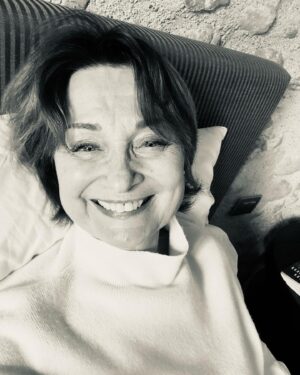 Sikke Sumari Instagram - Terkut Italiasta, Gardajärven huudeilta, Salòn kukkuloilta, jonne tulin jo muutamaa päivää ennen kuin @lomalinja ryhmäni tulee krskiviikkona  tänne ja alamme yhdessä sekä kokkaamaan että Jaanan johdolla tutkimaan alueen parhaita paikkoja ja upeimpia maisemia.

Kyllä täällä sielu lepää!

Jos kiinnostelee, niin seuraa mun stooreja, päivitän niihin mitä täällä teemme ja koemme ja kokkaamme👍

Ihan täysin ei edes täällä voi maailman murheita unohtaa. Seuraa niiden kohdalla @mariaveitola n instaa. Tietoa ja opastusta auttamiseen löydät sieltä. Niin teen minäkin. Kiitos Maria, että jaksat ja osaat❤️