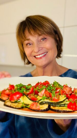 Sikke Sumari Instagram - ❄️Ulkona sataa lunta, siksi haluan tasapainottaa tunnelmaa värikkäällä ruoalla!🥒🍅
Aamulla keltainen tai vihreä pirtelö (ilman jäätelöä) ja lounaaksi tai illalliseksi tämä melko nopsasti ja todella helposti syntyvä lämmin salaatti.
Tämä sopii hyvin myös kalan, kanan tai lihan kaveriksi illallispöytään.

Tarvitset:
Oliiviöljyä
Viinietikkaa
1-2 kesäkurpitsaa noin puolen sentin siivuiksi leikattuna
1 munakoiso noin puolen sentin siivuiksi leikattuna
Iso kourallinen kirsikkatomaatteja
1 valkosipulinkynsi hienonnettuna
1 tl chilihiutaleita
Nippu persiljaa hienonnettuna

Tee näin:
Levitä uunipellille leivinpaperi ja sivele sille oliiviöljyä.
Lado munakoison ja kesäkurpitsan viipaleet pellille ja sivele ne kevyesti oliiviöljyllä. Ripottele pinnalle sormisuolaa.
Laita pelti uuniin ja kypsennä viipaleita 220 asteessa noin 25 minuuttia.
Leikkaa tomaatit neljään osaan. Mausta ne chilihiutaleilla, valkosipulilla ja persiljasilpulla.
Lorauta sekaan pari ruokalusikallista hyvää viinietikkaa.
Lado kypsät viipaleet tarjoiluvadille, lusikoi tomaatit päälle ja viimeistele vielä persiljalla. Voit raastaa pinnalle vielä parmesaania, jos kaipaat makuun umamilisää. 
 
Alkuperäinen resepti Ray McVinnie

#resepti #kasvisresepti #lisuke #munakoiso #kesäkurpitsa #inspiraatio #luumutomaatti #ohje