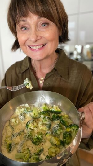 Sikke Sumari Instagram - 🥦Nythän on parsan aika, mutta myös broccolista, eli parsakaalista, saa niin monenlaista hyvää, että sitä kannattaa pitää kotona aina! 🩷
Tässä taas yksi nopea ja herkullinen resepti, jossa parsakaalista syntyy kerman ja tuorejuuston kanssa täyteläinen herkku, joka maistuu kivasti valkosipulille!🥦🧀

NÄITÄ TARVITSET
Reilusti oliiviöljyä
1 iso tai 2 pienempää parsakaalia🥦
8 valkosipulinkynttä ohuina siivuina🧄
1 dl vispikermaa
100 g tuorejuustoa🧀
1 dl parmesaaniraastetta tai muuta kovaa juustoa, jota  sattuu olemaan.
🧂Suolaa ja mustapippuria

TEE NÄIN
Erottele parsakaalin kukinnot toisistaan ja paista ne yhdessä valkosipulin kanssa reilussa oliiviöljyssä, kunnes ne pehmenevät ja saavat hiukan väriä.
Lisää kerma ja tuorejuusto (mitä jos kokeilisitkin pehmeää homejuustoa tuorejuuston sijaan?!)
Keitä hetkinen kokoon ja lisää sitten juustoraaste.
Nauti! 😙👌🥦

#broccoli #parsakaali #juusto #tuorejuusto #paistinpannu #resepti #ohje #ruoka #lisuke #nopearuoka #heirol #sikenkeittiöstä

@heirol.fi  Kiitos hyvästä pannusta 🥰
