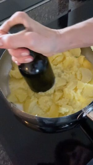 Sikke Sumari Instagram - 🥔Stomp on yksi ruotsalaisten versio perunamuusista. 
Tykkään tästä, koska se onnistuu aina ja kehkytyy valmiiksi nopeasti. Lopputulos on rustiikkinen ja stompiin saa mahdutettua paljon vihreää!🌿
MInulla oli kuorittuja perunoita valmiina, mutta stompin voi hyvin tehdä myös kuoriperunoista kuorineen.

Ruotsalaiset lisäävät tähän vielä Västerbottenjuustoa ja kuminaa. ☀️Tai auringonkuivattamia tomaatteja ja oliiveita.🫒
Voit tehdä maidottoman version lisäämällä sen sijaan oliiviöljyä ja lorauksen sitruunaa! 🍋

500g perunoita (ei tarvitse välttämättä kuoria!)🥔
100g voita🧈
Loraus maitoa tai kermaa🥛
🧂Suolaa maun mukaan
🍃🌿Reilusti persiljaa, ruohosipulia, tilliä…

👨‍🍳Keitä ja höyrytä perunat. Lisää voi ja maito/kerma ja muussaa huolettomasti jollain sopivalla välineellä. Minulla se oli oliiviöljypullo..
Lisää lopuksi mausteet.
Nauti kalan tai lihan kaverina!

Kiitos täydellisestä pannusta @heirol.fi 🙏

#stomp #peruna #perunamuusi #ohje #resepti #ruoka #lisuke #herkku #päivällinen #lounas #sikenkeittiöstä