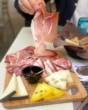 Sikke Sumari Instagram - Herkullinen lounas La Bottega di Canfreossa, Larissa Toscanassa.

Ennsin paikallisia leikkeleitä ja juustoja erinomaisen kirpeän hillokkeen kera.

Sitten paikallista käsintehtyä Famiglia Martellin spaghettia cacio e pepe (ihanan aromikas, murskattu mustapippuri ja paikallinen pecorinojuusto)

Roasbeef ohuenohuina siivuina pelkän erinomaisen oliiviöljyn kera. Olisi saanut olla inasen roseempaa tuo, mutta hyvää oli näinkin.

Jälkkärinä omenakakkua, jossa tuskin lainkaan jauhoja, joten omena ja sitruuna maistuivat ihanasti!
Ja kulhollinen kirsikoita, jotka juuri nyt ovat täällä sesongissa. Niin maukkaita 🍒
Espresso tietysti tämän jälkeen.

Juomana neljäsosa karahvit talon valkoista ja punaista.
Lasku yhteensä 75€.

Ja viimeisessä kuvassa siippa jo kuorsaa onnellisena linnunlaulun säestämänä 🤷🏻‍♀️.

Bella Italia 🇮🇹

@labottegadicanfreo #tuscany #sikenitalia
