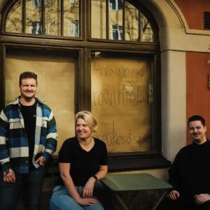 Sikke Sumari Instagram - Noniin!! vihdoin voin ja haluan paljastaa: tässä ovat uudet ravintoloitsijat!

Luovuus kukkii kaaoksessa, Demossa ja Vinkkelissä mm. vaikuttanut Rico Aaltonen
avaa uuden oman ravintolan yhdessä Aura Vanhasen (Sikke’s, Finnjävel)
ja Kimi Kaplaksen (The Room by Kozeen Shiwan, Terroir) kanssa.

Ravintolan olisi tarkoitus viettää avajaisia loppukesästä, ja he kertovat vielä lähiaikoina mitä kaikkea ovat tiiminsä kanssa suunnitelleet Tehtaankadulle! Ilmeisesti ainakin, että olisivat viikon jokaisena päivänä auki!?

Olen varma, että näissä osaavissa käsissä tähän jo perinteiseen ravintolatilaan syntyy taas uusi, upea ravintola👍.

Onnea ja tsemppiä uusille yrittäjille ja kiitos kaikille Sikke’sin asiakkaille ja kollegoille!