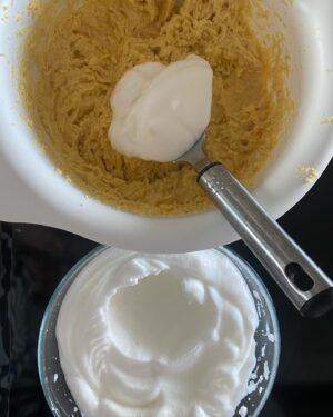 Sikke Sumari Instagram - Tämä sitruunainen polentakakku on Lombardiasta kotoisin. Gluteeniton polentahan on Pohjois-Italian keittiössä perusraaka-aine, joka taipuu monenlaiseen käyttöön, sekä makeaan että suolaiseen. Kakussa ei käytetä leivinjahetta, se nousee valkuaisvaahdon avulla. 

SITRUUNA POLENTA KAKKU

NÄITÄ TARVITSET

250 g voita huoneenlämpöisenä

2,5 dl sokeria

6 kananmunaa keltuaiset ja valkuaiset eroteltuina

125 g karkeaa polentaa

2,5 dl mantelirouhetta

4 ison sitruunan kuoriraaste ja mehu

Tomusokeria koristeluun

TEE NÄIN

Lämmitä uuni 180C asteeseen.
Vuoraa vuoka leivinpaperilla (Minulla 25 x 20 vuoka, mutta tämä sopii myös leipävuokaan ja 25 sentin irtopohjavuokaan. 

Vatkaa sähkövatkaimella voi ja 2 dl sokeria vaaleaksi vaahdoksi, lisää keltuaiset yksi kerrallaan ja vatkaa hyvin jokaisen lisäyksen jälkeen.

Lisää taikinaan polenta, mantelirouhe, sitruunan kuoriraaste ja mehu koko ajan hyvin sekoittaen.

Vatkaa valkuaiset pehmeäksi vaahdoksi (ei kuivaksi) ja lisää vähitellen loppu sokeri koko ajan vatkaten.

Lisää taikinaan ensin yksi iso lusikallinen valkuaisvaahtoa pehmentämään taikinaa ja lisää sitten loppu valkuaisvaahto varovasti käännellen.

Lusikoi taikina vuokaan ja paista noin 50 minuuttia, kunnes keskelle painettu tikku tulee kuivana ulos.

Anna jäähtyä vuoassa ja säilytä yön yli jääkaapissa, koska kakku on helposti mureneva ja se tiivistyy hyvin jääkaapissa.

#polentakakku #polenta #lombardia #sikenkeittiössä