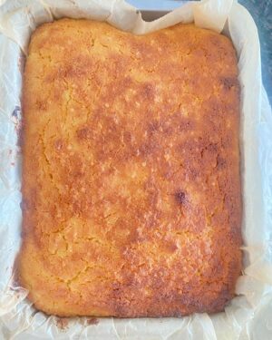 Sikke Sumari Instagram - Tämä sitruunainen polentakakku on Lombardiasta kotoisin. Gluteeniton polentahan on Pohjois-Italian keittiössä perusraaka-aine, joka taipuu monenlaiseen käyttöön, sekä makeaan että suolaiseen. Kakussa ei käytetä leivinjahetta, se nousee valkuaisvaahdon avulla. 

SITRUUNA POLENTA KAKKU

NÄITÄ TARVITSET

250 g voita huoneenlämpöisenä

2,5 dl sokeria

6 kananmunaa keltuaiset ja valkuaiset eroteltuina

125 g karkeaa polentaa

2,5 dl mantelirouhetta

4 ison sitruunan kuoriraaste ja mehu

Tomusokeria koristeluun

TEE NÄIN

Lämmitä uuni 180C asteeseen.
Vuoraa vuoka leivinpaperilla (Minulla 25 x 20 vuoka, mutta tämä sopii myös leipävuokaan ja 25 sentin irtopohjavuokaan. 

Vatkaa sähkövatkaimella voi ja 2 dl sokeria vaaleaksi vaahdoksi, lisää keltuaiset yksi kerrallaan ja vatkaa hyvin jokaisen lisäyksen jälkeen.

Lisää taikinaan polenta, mantelirouhe, sitruunan kuoriraaste ja mehu koko ajan hyvin sekoittaen.

Vatkaa valkuaiset pehmeäksi vaahdoksi (ei kuivaksi) ja lisää vähitellen loppu sokeri koko ajan vatkaten.

Lisää taikinaan ensin yksi iso lusikallinen valkuaisvaahtoa pehmentämään taikinaa ja lisää sitten loppu valkuaisvaahto varovasti käännellen.

Lusikoi taikina vuokaan ja paista noin 50 minuuttia, kunnes keskelle painettu tikku tulee kuivana ulos.

Anna jäähtyä vuoassa ja säilytä yön yli jääkaapissa, koska kakku on helposti mureneva ja se tiivistyy hyvin jääkaapissa.

#polentakakku #polenta #lombardia #sikenkeittiössä