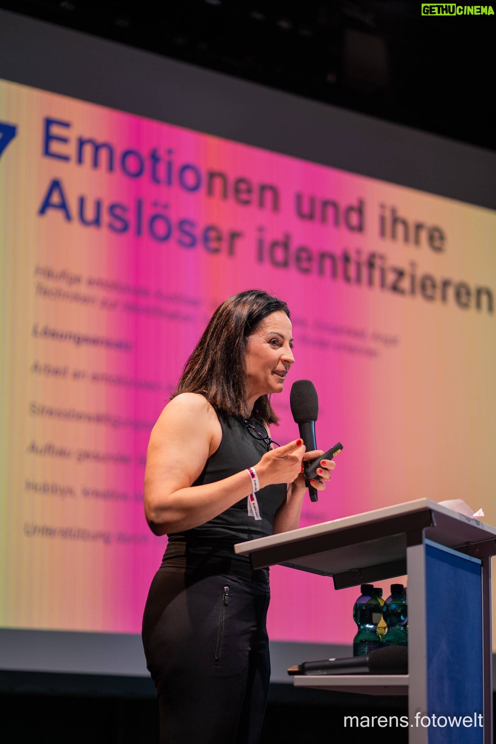 Silke Kayedelen - 55 Likes - Vortrag über Emotionales Essen: Essen ohne Hunger
Am Lipödemtag Rhein-Main in Flörsheim habe ich, Silke Kayadelen, über ein wichtiges Thema gesprochen: Emotionales Essen. Viele Menschen kämpfen mit Übergewicht und scheitern oft an Diäten, weil die emotionalen Gründe für das Essen nicht angesprochen werden.
Bedeutung des Themas
Emotionales Essen bedeutet, dass wir essen, um Emotionen wie Stress oder Langeweile zu bewältigen, nicht weil wir hungrig sind. Dies führt oft zu Übergewicht und gesundheitlichen Problemen.
Die Problematik von Diäten
Viele Diäten scheitern, weil sie nicht die wahren Ursachen des Überessens angehen. Statistiken zeigen, dass der Jo-Jo-Effekt bei den meisten Menschen auftritt, die sich rein auf Diäten verlassen.
Emotionen und ihre Auslöser erkennen
Um dauerhaft abzunehmen, müssen wir die emotionalen Auslöser des Essens erkennen und alternative Bewältigungsstrategien entwickeln.
Ziel des Vortrags
Mein Ziel ist es, Menschen aufzuklären und den Stress zu nehmen, immer ein Versager zu sein, wenn eine Diät scheitert. Nur durch das Angehen der emotionalen Gründe für das Essen kann man langfristig erfolgreich abnehmen.
Bei Interesse melden Sie sich bitte unter info@silke-kayadelen.de
Fotos @maren.fotowelt
#EmotionalesEssen #SilkeKayadelen #Lipödemtag #Gesundheit
#Lipödem