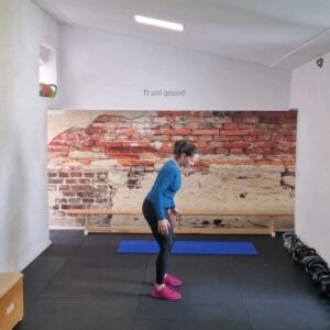Silke Kayedelen Instagram - "Meistere die Kniebeuge: Erfahre, warum diese Übung so wichtig ist und wie Du sie sicher ausführen kannst!"

"In meiner langjährigen Trainingserfahrung habe ich bemerkt, dass viele Menschen Schwierigkeiten haben, die Kniebeuge korrekt auszuführen. Dabei ist gerade diese Übung unglaublich wichtig und bietet zahlreiche Vorteile für den Körper. Sie trainiert nicht nur die Beinmuskulatur, sondern auch den Rumpf und verbessert die Beweglichkeit. Jedoch birgt eine falsche Ausführung auch Verletzungsrisiken.

Um die Kniebeuge sicher und effektiv zu meistern, ist es entscheidend, die richtige Technik zu beherrschen. Dabei kann die Verwendung eines Hilfsmittels helfen, um die Bewegung korrekt auszuführen und das Verletzungsrisiko zu minimieren. Lasst uns gemeinsam die Kniebeuge meistern und von all ihren Vorteilen profitieren!"

#KniebeugeProfi #Trainingserfahrung #KraftundFlexibilität #Verletzungsprävention #HilfsmittelTraining