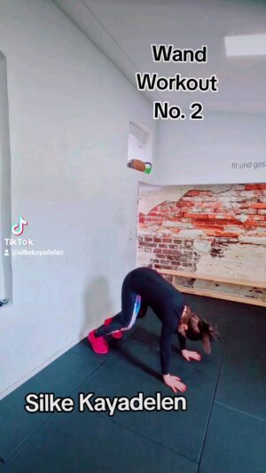 Silke Kayedelen Instagram - "Endlich habe ich meine Kraft wieder gefunden! 💪 Ich spüre, wie das Krafttraining, mein Beweglichkeitstraining, mein Kardiotraining und meine Arbeit an meiner mentalen Stärke endlich Früchte tragen. Nicht nur körperlich fühle ich mich stark und leistungsfähig, sondern auch mental gestärkt. Es ist entscheidend, dass man, wenn man mit dem Rücken zur Wand steht, den Mut findet, einen Schritt nach vorne zu gehen. Der erste Schritt mag schwer sein, aber er lohnt sich, und die folgenden werden leichter. Es lohnt sich immer, für sich selbst einzustehen, nicht aufzugeben und kleine Hindernisse anzuerkennen, um gestärkt weiterzugehen. Eure Silke 💫 

#Kraft #Stärke #Entschlossenheit #Mut #Motivation" #silkekayadelen #Personaltraining #personaltrainer #mentalcoach #Ernährungsberatung