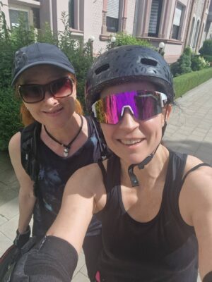 Silke Kayedelen Instagram - Heute einen tollen Tag mit meiner besten Freundin @kerstinaaslepp 
Gute Gespräche, leckeres Essen, tolle 21 km mit den #Inlinern von Gelsenkirchen zum #bermuda3eck  in Bochum und wieder zurück.
Solche Tage sollte man sich öfter gönnen ❤️❤️❤️

Outfit @winshape.fashion
20 % Rabatt mit meinem Rabattcode SilkeK20