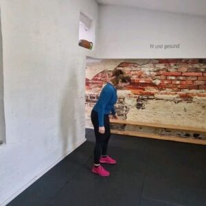 Silke Kayedelen Instagram - Warum Fitness im Alter wichtig ist: Die Bedeutung von Vielseitigkeit

Im Alter ist es entscheidend, nicht nur auf Kraft zu setzen, sondern auch auf Beweglichkeit, Koordination und Balance zu achten. Während Krafttraining wichtige Vorteile bietet, wie verbesserte Muskelmasse, Knochengesundheit und Stoffwechselregulation, ist es ebenso wichtig, andere Aktivitäten zu integrieren. Das Erlernen neuer Fähigkeiten und das Testen verschiedener Bewegungsformen fördern nicht nur die körperliche Gesundheit, sondern auch die geistige Agilität und das Wohlbefinden. Selbst wenn einige Übungen aufgrund von Einschränkungen wie deiner Halswirbelsäule nicht möglich sind, gibt es zahlreiche alternative Möglichkeiten, die Spaß machen und den Körper herausfordern können. Also, sei kreativ und probiere immer wieder neue Dinge aus, um ganzheitliche Fitness im Alter zu erreichen und zu erhalten! #Fitness #Gesundheit #Krafttraining #Beweglichkeit #Koordination #Balance #Aktivität #Alter