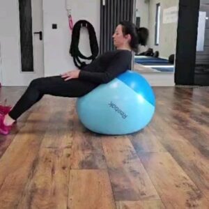 Silke Kayedelen Instagram - Erforsche neue Horizonte: Balance und Beweglichkeit in jedem Alter

Heute habe ich mich mit einem großen Gymnastikball an die Brücke gewagt - eine Übung, die früher in meiner Zeit im Turnverein und während meines Sportstudiums selbstverständlich war. Doch mit 55 Jahren bin ich etwas vorsichtiger geworden. Mein Ziel, einen Handstand ohne Wand und eine Brücke ohne Ball zu erreichen, treibt mich an. Manchmal lohnt es sich, neue Methoden auszuprobieren, um unsere Ziele zu erreichen und unseren Körper herauszufordern. Denn im Experimentieren und Ausprobieren finden wir oft neue Wege, um uns weiterzuentwickeln und unsere Fähigkeiten zu verbessern. #Balance #Beweglichkeit #Erforschung #Herausforderungen #Gesundheit #stayfit55 #silkekayadelen #silke_kayadelen