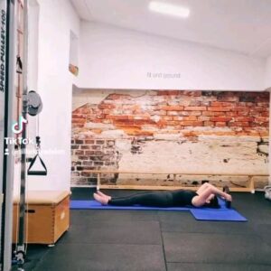 Silke Kayedelen Instagram - Habe zwei Bewegungen zusammengefasst, die für mich einzeln auszuführen nicht so schwer sind. In der Kombination schon etwas. Ich werde daran arbeiten, damit es besser wird 
#StayFit55 
#personaltrainer #Personaltraining 
#silkekayadelen