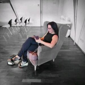 Silke Kayedelen Instagram - Angekommen

Nach Jahren der Unsicherheiten und auch Ängste habe ich endlich meinen Frieden gefunden. Jetzt, mit 55, schätze ich die Ruhe und das Alleinsein, weil ich weiß, dass ich nicht einsam bin. Es ist ein Geschenk, das Leben bewusst zu erleben und jeden Moment zu genießen. Das Älterwerden hat auch seine positiven Seiten – man wird ruhiger, weiser und findet zu sich selbst. Glück und innere Zufriedenheit kann man nicht kaufen, aber man kann daran arbeiten. Es lohnt sich.

#Angekommen #InnereRuhe #LebenGenießen #Weisheit #AlterMitWürde #Dankbarkeit #JedenMomentSchätzen #Lebensfreude #Selbstfindung #GlückImAlter