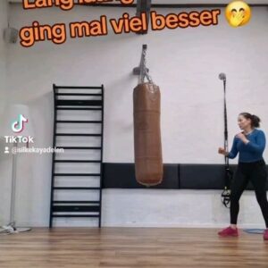 Silke Kayedelen Instagram - Mit 12 Jahren das erste mal die Luft in der Taekwondo Schule geschnuppert. Bis zum 22. Lebensjahr war diese Sportart mein Zuhause und meine Familie. Jetzt mit 55 Jahren bekommt man ab und zu Lust zu kicken. Ich merke aber, dass es auf Dauer nichts mehr für meinen Körper ist. Manchmal sollte man eben wissen, wann Schluß ist...👍👊

#silke_kayadelen #silkekayadelen 
#personaltraining #personaltrainer