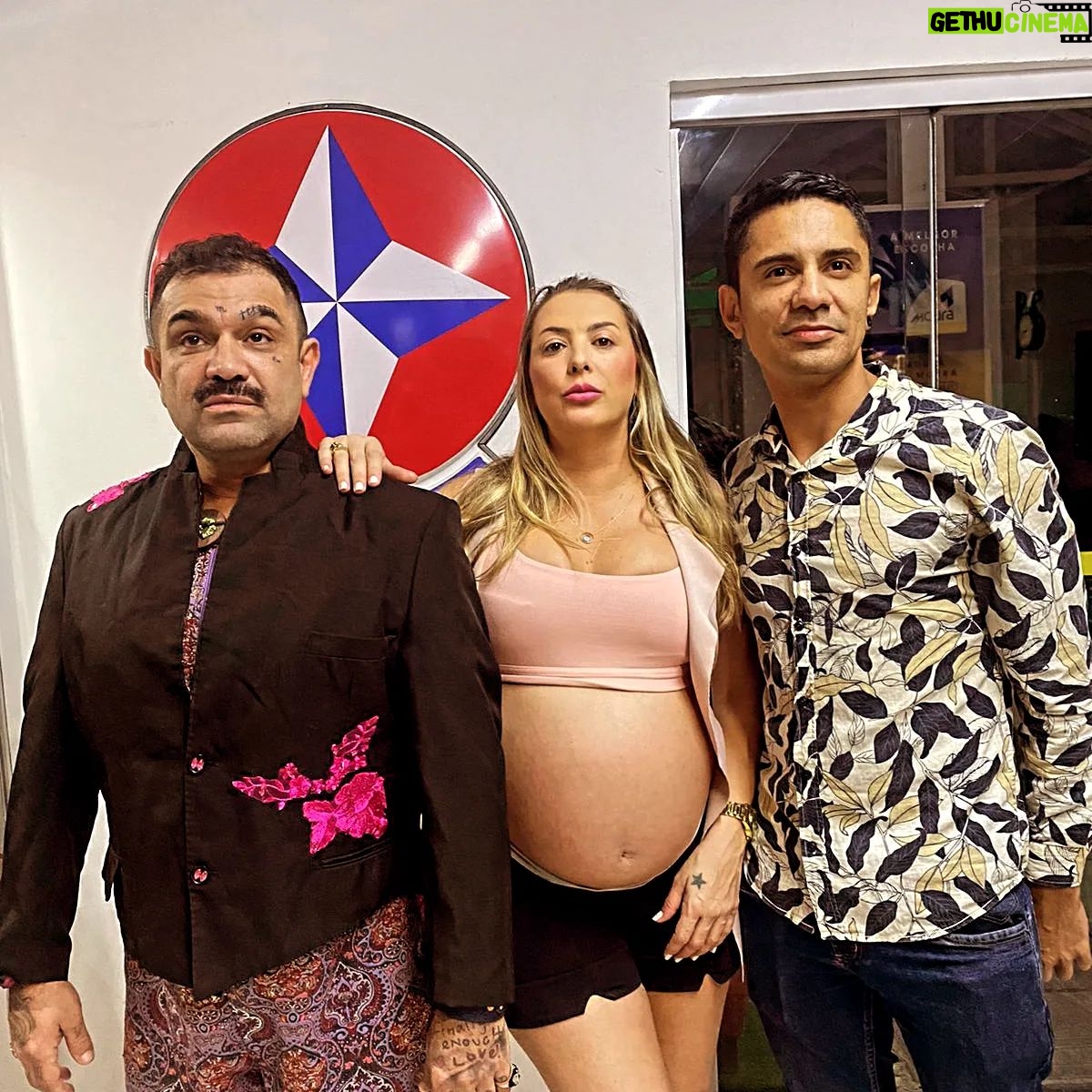 Sill Esteves - 1.6K Likes - Estavamos Eu, a @sillesteves e o @eidouglasbrito no chiquérrimo camarim do @imaginario.bar
O camarim no caso era um lugar tão cheio de brinquedos vintage , caríssimos que lembrei que sempre fui uma criança pobre!
Mas fato que, eu falei: " vamos fazer fotos tipo coluna da @monica_bergamo ???
E fizemos antes do show que foi incrível...e o resultado:
Fotos bandeiras!
Gratidão, @sillesteves
@eidouglasbrito
@imaginario.bar