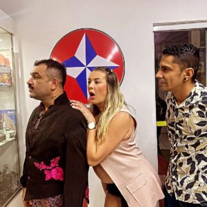 Sill Esteves Instagram - Estavamos Eu, a @sillesteves e o @eidouglasbrito no chiquérrimo camarim do @imaginario.bar 

O camarim no caso era um lugar tão cheio de brinquedos vintage , caríssimos que lembrei que sempre fui uma criança pobre!

Mas fato que, eu falei: " vamos fazer fotos tipo coluna da @monica_bergamo ???

E fizemos antes do show que foi incrível...e o resultado:

Fotos bandeiras!

Gratidão, @sillesteves
@eidouglasbrito 
@imaginario.bar