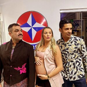 Sill Esteves Instagram - Estavamos Eu, a @sillesteves e o @eidouglasbrito no chiquérrimo camarim do @imaginario.bar 

O camarim no caso era um lugar tão cheio de brinquedos vintage , caríssimos que lembrei que sempre fui uma criança pobre!

Mas fato que, eu falei: " vamos fazer fotos tipo coluna da @monica_bergamo ???

E fizemos antes do show que foi incrível...e o resultado:

Fotos bandeiras!

Gratidão, @sillesteves
@eidouglasbrito 
@imaginario.bar