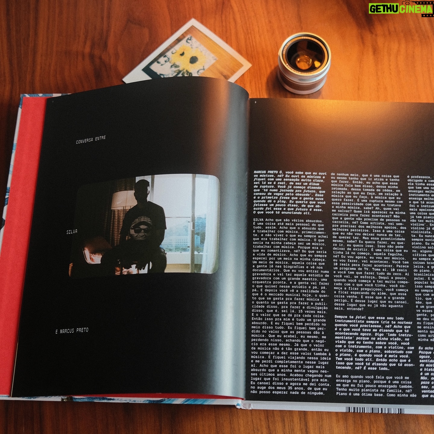 Silva - 4.6K Likes - Tenho o prazer de apresentar para vocês Encantado, o Livro. Foi um projeto dirigido por mim, por André Paste, e pelo meu irmão, Lucas Silva, que também fotografou grande parte do projeto. Lucas apelidou o livro de “a alma tátil do disco”. Esse projeto tenta retratar boa parte do processo criativo do álbum, os encontros maravilhosos dentro e fora do estúdio, os dias de trabalho pesado, e tudo que convergiu para que o disco existisse. Aqui agradeço a todos que se envolveram de alma comigo nesse projeto, e aos artistas maravilhosos tais como Kika Carvalho, João Pedro Januário e Vitor Melo, que contribuíram com seus ensaios fotográficos, dentre outros que clicaram e contribuíram com o olhar em cada instante do que aconteceu. O livro traz ainda textos inéditos de Luiz Antônio Simas e Lucas Silva. Agradecimentos especiais também aos queridos do Estúdio Cru, que conseguiram deixar tudo com a minha cara. É para quem deseja se aprofundar e mergulhar a fundo no meu disco. Espero que gostem. O link está disponível na bio ou é só digitar no navegador silva.tv. Beijos! 🌻