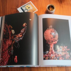 Silva Instagram - Tenho o prazer de apresentar para vocês Encantado, o Livro. Foi um projeto dirigido por mim, por André Paste, e pelo meu irmão, Lucas Silva, que também fotografou grande parte do projeto. Lucas apelidou o livro de “a alma tátil do disco”. Esse projeto tenta retratar boa parte do processo criativo do álbum, os encontros maravilhosos dentro e fora do estúdio, os dias de trabalho pesado, e tudo que convergiu para que o disco existisse. Aqui agradeço a todos que se envolveram de alma comigo nesse projeto, e aos artistas maravilhosos tais como Kika Carvalho, João Pedro Januário e Vitor Melo, que contribuíram com seus ensaios fotográficos, dentre outros que clicaram e contribuíram com o olhar em cada instante do que aconteceu. O livro traz ainda textos inéditos de Luiz Antônio Simas e Lucas Silva. Agradecimentos especiais também aos queridos do Estúdio Cru, que conseguiram deixar tudo com a minha cara. É para quem deseja se aprofundar e mergulhar a fundo no meu disco. Espero que gostem. O link está disponível na bio ou é só digitar no navegador silva.tv. Beijos! 🌻