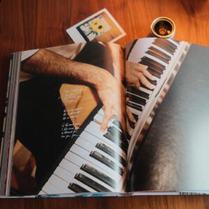 Silva Instagram - Tenho o prazer de apresentar para vocês Encantado, o Livro. Foi um projeto dirigido por mim, por André Paste, e pelo meu irmão, Lucas Silva, que também fotografou grande parte do projeto. Lucas apelidou o livro de “a alma tátil do disco”. Esse projeto tenta retratar boa parte do processo criativo do álbum, os encontros maravilhosos dentro e fora do estúdio, os dias de trabalho pesado, e tudo que convergiu para que o disco existisse. Aqui agradeço a todos que se envolveram de alma comigo nesse projeto, e aos artistas maravilhosos tais como Kika Carvalho, João Pedro Januário e Vitor Melo, que contribuíram com seus ensaios fotográficos, dentre outros que clicaram e contribuíram com o olhar em cada instante do que aconteceu. O livro traz ainda textos inéditos de Luiz Antônio Simas e Lucas Silva. Agradecimentos especiais também aos queridos do Estúdio Cru, que conseguiram deixar tudo com a minha cara. É para quem deseja se aprofundar e mergulhar a fundo no meu disco. Espero que gostem. O link está disponível na bio ou é só digitar no navegador silva.tv. Beijos! 🌻