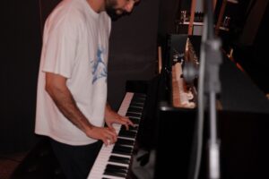 Silva Instagram - saiu meu álbum ‘encantado’, talvez o mais desafiador até aqui. claro que todo álbum espreme um pedaço grande da gente, mas esse me exigiu ainda mais. precisei focar na minha música, e sei que parece contraditório ouvir um músico falar assim, mas minha vida começou a trilhar caminhos que me deixavam de algum jeito distante dela, embora eu não tenha sumido dos palcos, sumi do meu estúdio e desliguei o botão da criação. e então ficou claro pra mim que isso é que faz minha vida ter sentido. produzir música, criar, compor, cantar. sem isso, pra mim, vira tudo uma repetição sem a alma comum das coisas. foram meses de trabalho, dezenas de noites perdidas, mas parece que ganhei a chave da felicidade. e é aqui que eu quero morar.

a maioria das músicas desse álbum foram compostas nesse piano da foto, meu primeiro piano e meu companheiro musical. e é aqui que eu evoluo, me entendo e coloco minhas intenções em forma de som. agora esse som está no mundo para todo mundo ouvir.

espero que ‘encantado’ seja uma boa companhia para quem o ouvir, assim como foi pra mim pelos últimos meses.