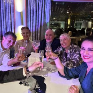 Silvia Jato Instagram - Paris de noche, de día, con amigos recientes que esta gran ciudad presenta y une @marisaweb2000 , Emilio, Meri @bernaschinamery y Alberto , haciendo el idiota a lo Titanic…  da igual, Paris es mágica y tú ❤️la has hecho más luminosa todavía. Volveré!&❤️#paris