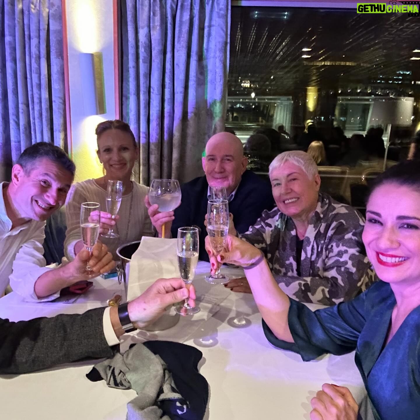 Silvia Jato - 350 Likes - Paris de noche, de día, con amigos recientes que esta gran ciudad presenta y une @marisaweb2000 , Emilio, Meri @bernaschinamery y Alberto , haciendo el idiota a lo Titanic… da igual, Paris es mágica y tú ❤️la has hecho más luminosa todavía. Volveré!&❤️#paris