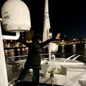 Silvia Jato Instagram - Paris de noche, de día, con amigos recientes que esta gran ciudad presenta y une @marisaweb2000 , Emilio, Meri @bernaschinamery y Alberto , haciendo el idiota a lo Titanic…  da igual, Paris es mágica y tú ❤️la has hecho más luminosa todavía. Volveré!&❤️#paris