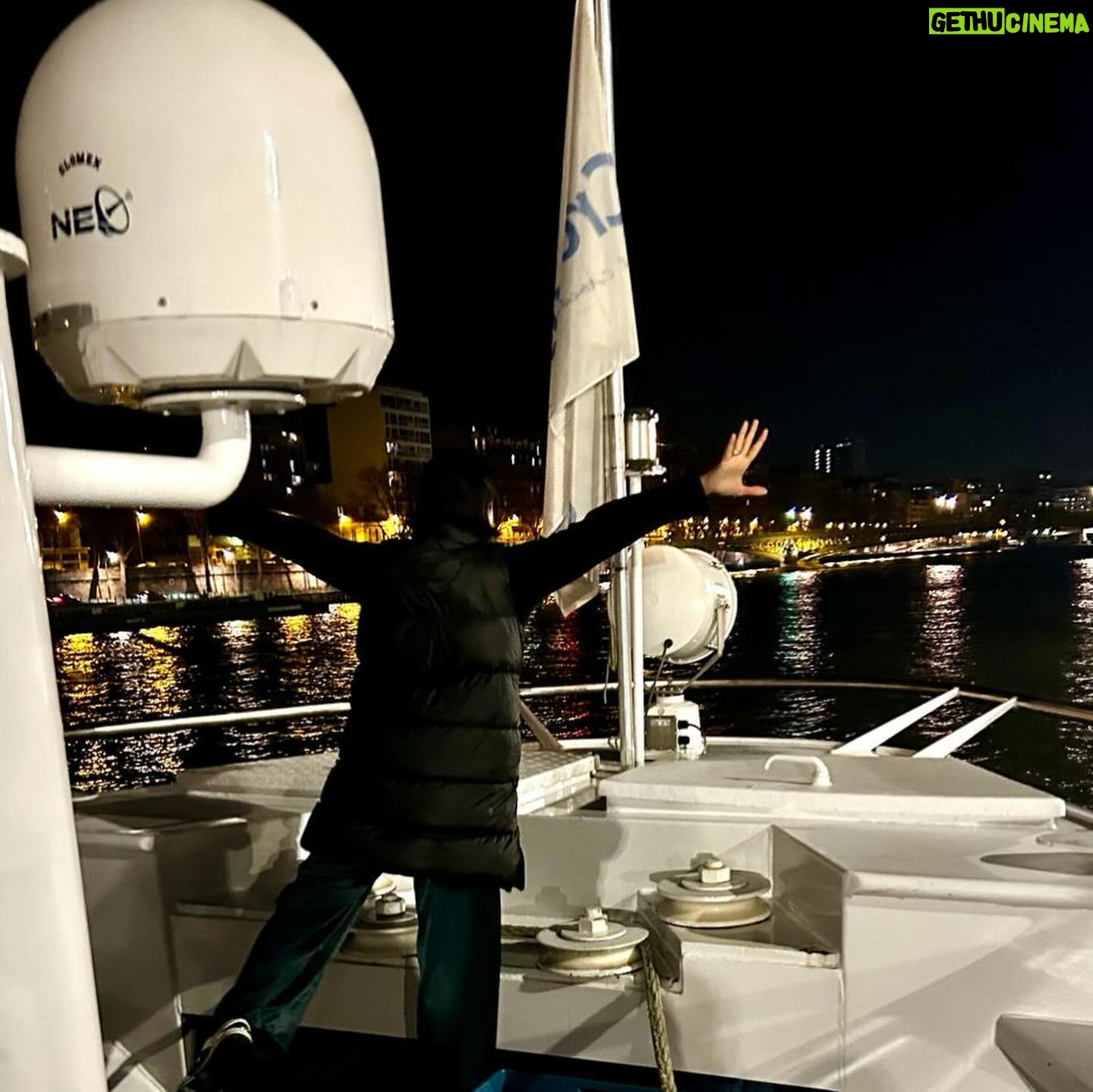 Silvia Jato - 350 Likes - Paris de noche, de día, con amigos recientes que esta gran ciudad presenta y une @marisaweb2000 , Emilio, Meri @bernaschinamery y Alberto , haciendo el idiota a lo Titanic… da igual, Paris es mágica y tú ❤️la has hecho más luminosa todavía. Volveré!&❤️#paris
