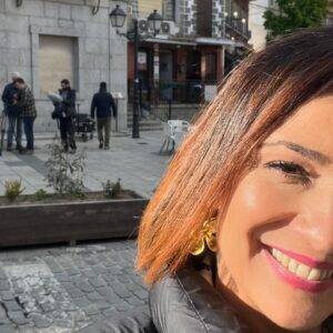 Silvia Jato Instagram - Aunque la luz que ilumina tu rostro te deje casi ciega y no sepas a qué o a quien mirar no dejes de sonreír nunca! Tus equipos de trabajo son parte de esa luz. Afortunada e ilusionada  @seanthorthon @pablo.fontenla @adrasmrtz Alberto, Borja y Sara #sonrie #tv #equipo  #nuevo proyecto @telemadrid