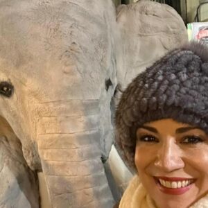 Silvia Jato Instagram - No os perdáis la Navidad de cada rincón de la Comunidad de Madrid. Os recomiendo el Belén monumental de @aytosanlorenzo .Mas de 500 piezas a tamaño natural que recorren las calles del Escorial. Os encantará! Feliz Navidad!!!🎄🎁 🙏🏻