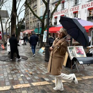 Silvia Jato Instagram - Montmartre y sus pintores… cada casa de esta zona de Paris alberga el arte en las letras y en  la pintura de la ciudad: Renoir, Van Gogh, Marcel Ayme… se inspiraron en sus calles y locales con encanto. El primer café, uno de los cabarets más antiguos, la escultura de San Denis sujetando su cabeza decapitada… hay tanta cultura inmersa en este precioso barrio!!! Y cómo no! El Sagrado Corazón ⛪️una joya digna de ver que ahora la rodean miles de candados de enamorados.
#Montmartre