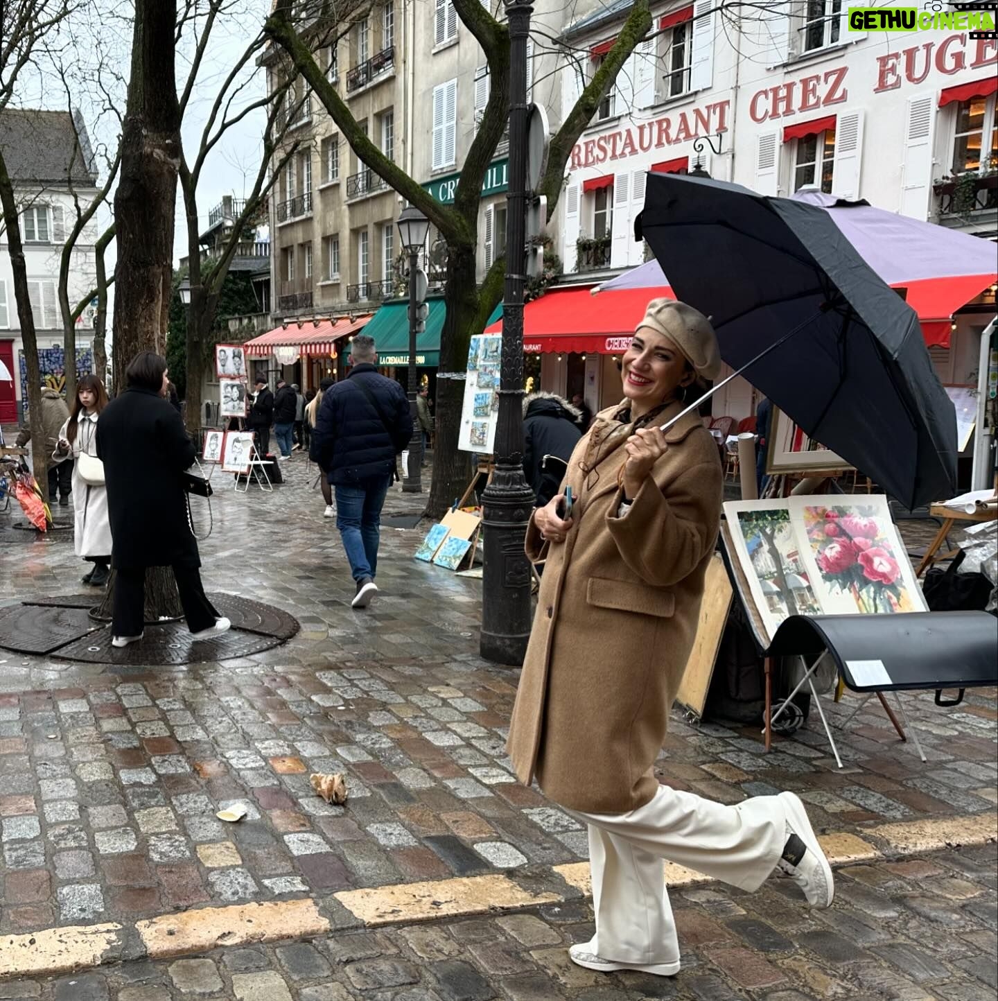 Silvia Jato - 225 Likes - Montmartre y sus pintores… cada casa de esta zona de Paris alberga el arte en las letras y en la pintura de la ciudad: Renoir, Van Gogh, Marcel Ayme… se inspiraron en sus calles y locales con encanto. El primer café, uno de los cabarets más antiguos, la escultura de San Denis sujetando su cabeza decapitada… hay tanta cultura inmersa en este precioso barrio!!! Y cómo no! El Sagrado Corazón ⛪️una joya digna de ver que ahora la rodean miles de candados de enamorados.
#Montmartre