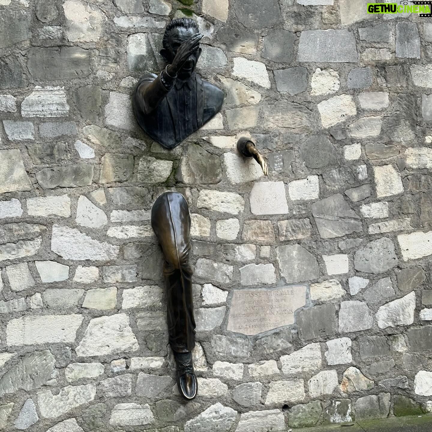 Silvia Jato - 225 Likes - Montmartre y sus pintores… cada casa de esta zona de Paris alberga el arte en las letras y en la pintura de la ciudad: Renoir, Van Gogh, Marcel Ayme… se inspiraron en sus calles y locales con encanto. El primer café, uno de los cabarets más antiguos, la escultura de San Denis sujetando su cabeza decapitada… hay tanta cultura inmersa en este precioso barrio!!! Y cómo no! El Sagrado Corazón ⛪️una joya digna de ver que ahora la rodean miles de candados de enamorados.
#Montmartre