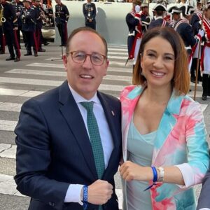 Silvia Jato Instagram - Disfrutando del #diadelasfuerzasarmadas en @aytoviedo con su primer teniente de Alcalde @manavia79 Gran amigo y mejor persona!
Nuestra cinta, la de la mano, nos une por ciudad y paso indiscutible de @camino_xacobeo 
Nos veremos pronto! Enhorabuena por la organizacion! 💝😍😈