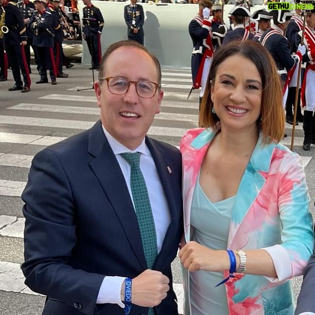Silvia Jato - 253 Likes - Disfrutando del #diadelasfuerzasarmadas en @aytoviedo con su primer teniente de Alcalde @manavia79 Gran amigo y mejor persona!
Nuestra cinta, la de la mano, nos une por ciudad y paso indiscutible de @camino_xacobeo
Nos veremos pronto! Enhorabuena por la organizacion! 💝😍😈