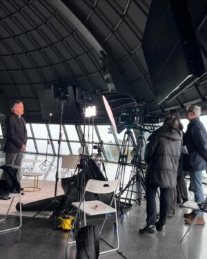 Silvia Jato Instagram - Qué se estará cociendo en la @tvgalicia ?? Feliz de haber participado en este gran estreno… Espero y les deseo lo mejor @manuelmanquina @andresramoscastro @ezarofilms #acoruña #galiciatv #nofiltros #audiovisualgalego Gracias Sara por haberme maquillado y peinado con tanto esmero y profesionalidad @sarah.crujera