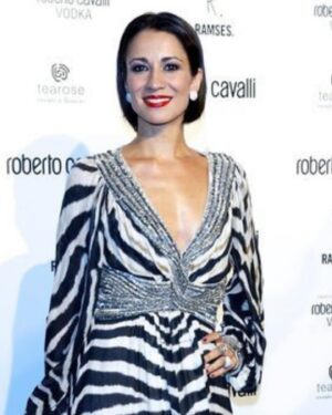 Silvia Jato Instagram - Fue una noche inolvidable en la que @roberto_cavalli inauguraba su tienda. Me entero, con gran tristeza, de su fallecimiento por esta red y con aquel vestido mágico que lucí le rindo mi eterno homenaje a uno de los grandes de la moda. DEP