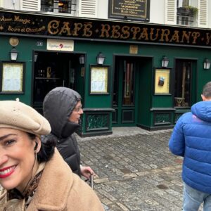 Silvia Jato Instagram - Montmartre y sus pintores… cada casa de esta zona de Paris alberga el arte en las letras y en  la pintura de la ciudad: Renoir, Van Gogh, Marcel Ayme… se inspiraron en sus calles y locales con encanto. El primer café, uno de los cabarets más antiguos, la escultura de San Denis sujetando su cabeza decapitada… hay tanta cultura inmersa en este precioso barrio!!! Y cómo no! El Sagrado Corazón ⛪️una joya digna de ver que ahora la rodean miles de candados de enamorados.
#Montmartre