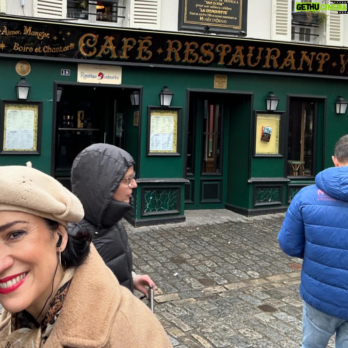 Silvia Jato - 225 Likes - Montmartre y sus pintores… cada casa de esta zona de Paris alberga el arte en las letras y en la pintura de la ciudad: Renoir, Van Gogh, Marcel Ayme… se inspiraron en sus calles y locales con encanto. El primer café, uno de los cabarets más antiguos, la escultura de San Denis sujetando su cabeza decapitada… hay tanta cultura inmersa en este precioso barrio!!! Y cómo no! El Sagrado Corazón ⛪️una joya digna de ver que ahora la rodean miles de candados de enamorados.
#Montmartre